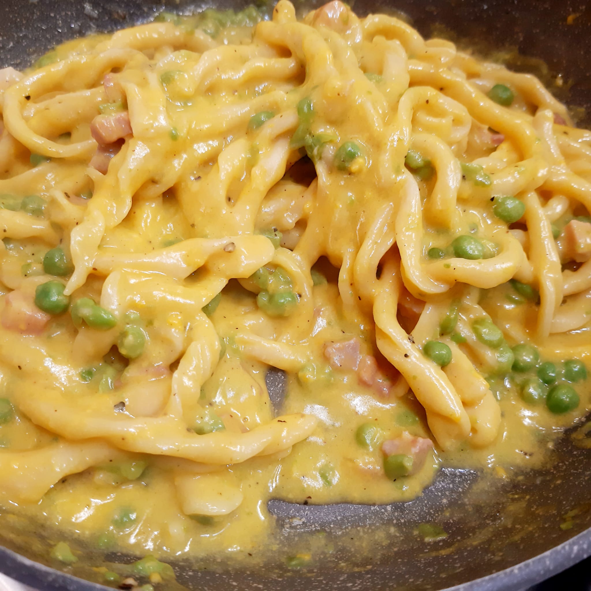 fusilli lunghi con crema d'uovo piselli e pancetta affumicata