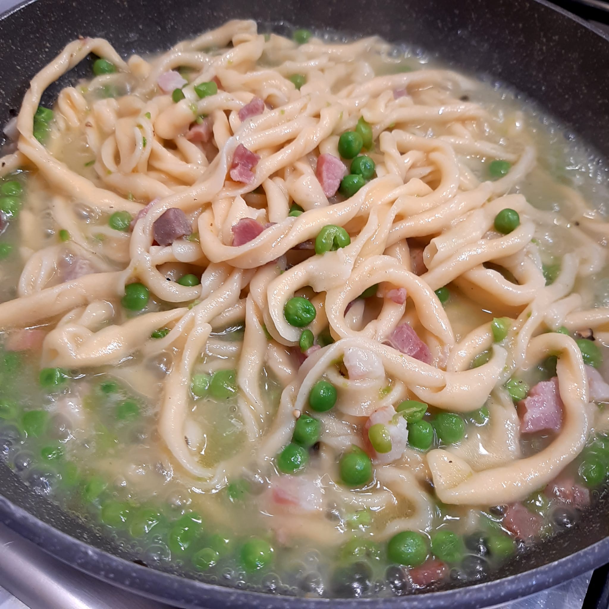 fusilli lunghi con crema d'uovo piselli e pancetta affumicata