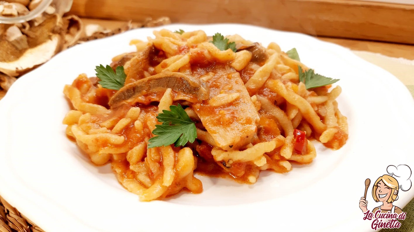maccaroni casarecci al sugo di funghi