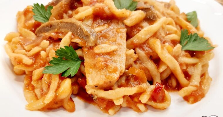 MACCARONI CASARECCI AL SUGO DI FUNGHI