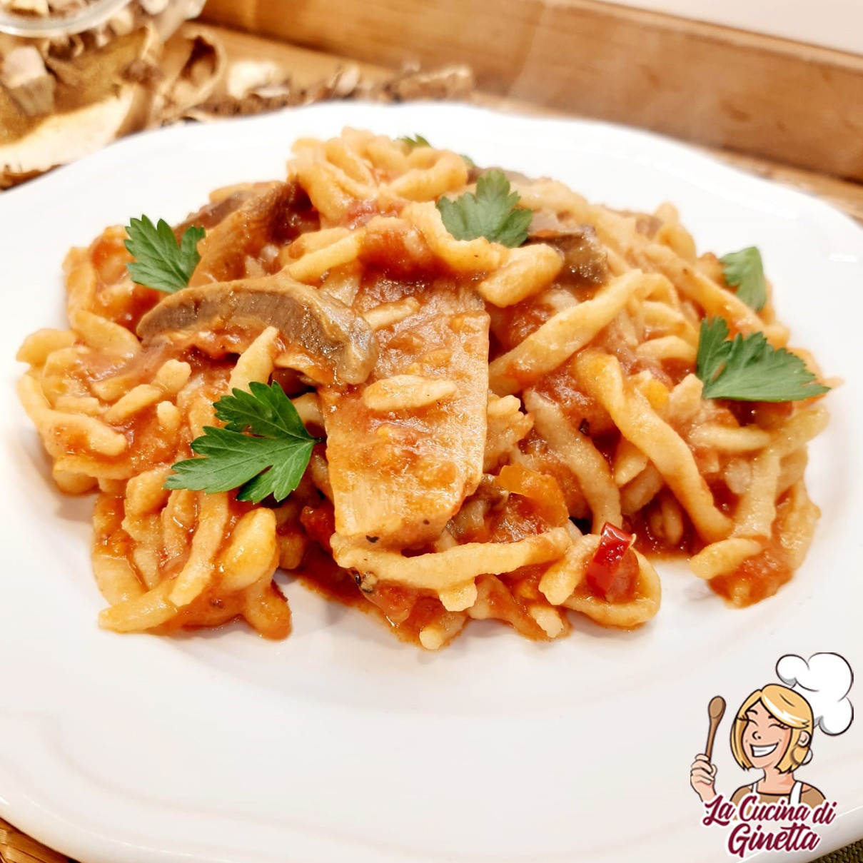 maccaroni casarecci al sugo di funghi