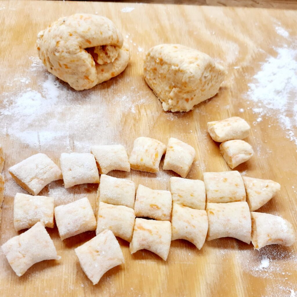 Gnocchi di patate e carote con ragù bianco di salsiccia