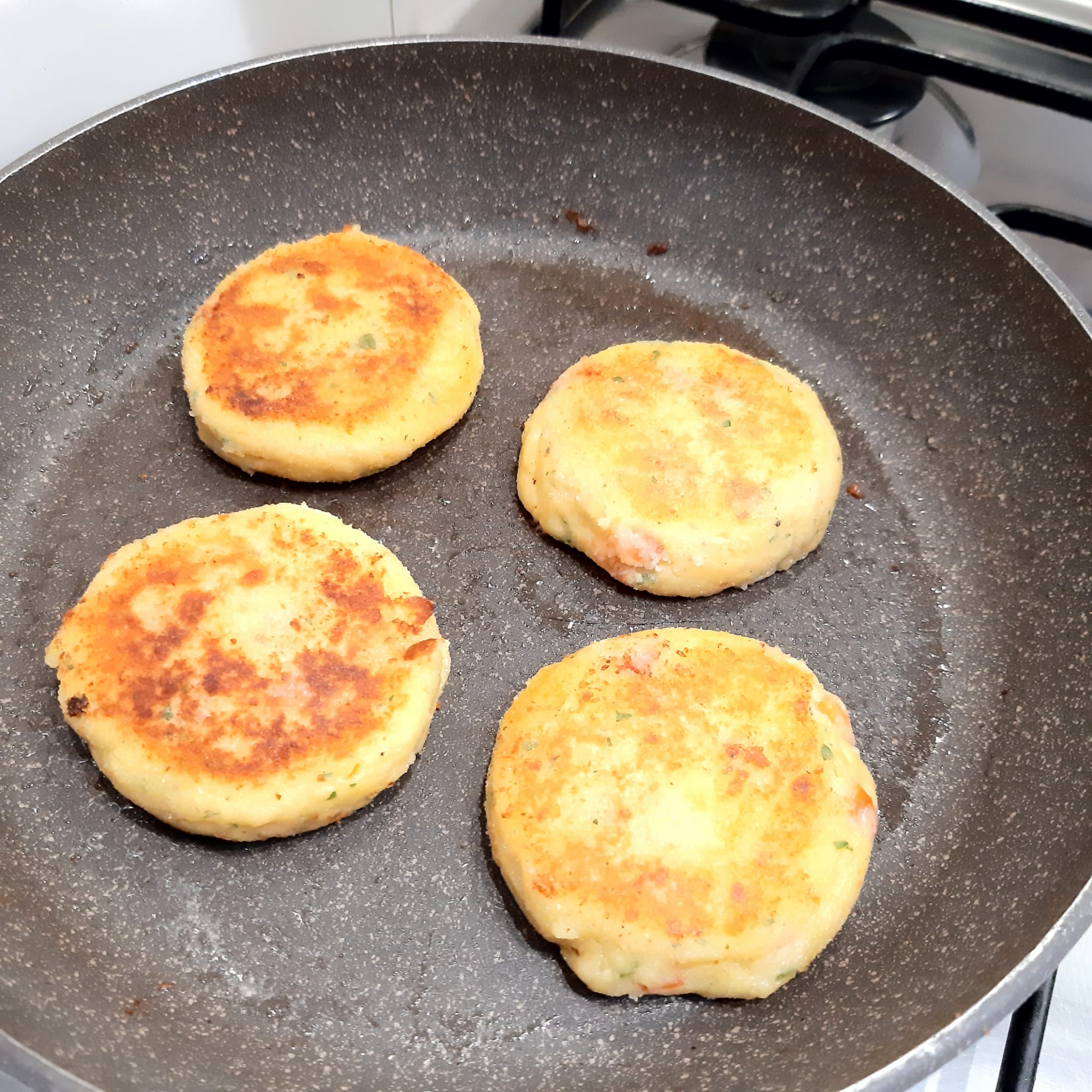 BURGER DI PATATE E PEPERONI CON FORMAGGIO