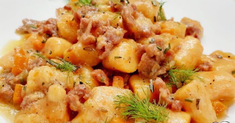 GNOCCHI DI PATATE E CAROTE CON RAGÙ BIANCO DI SALSICCIA