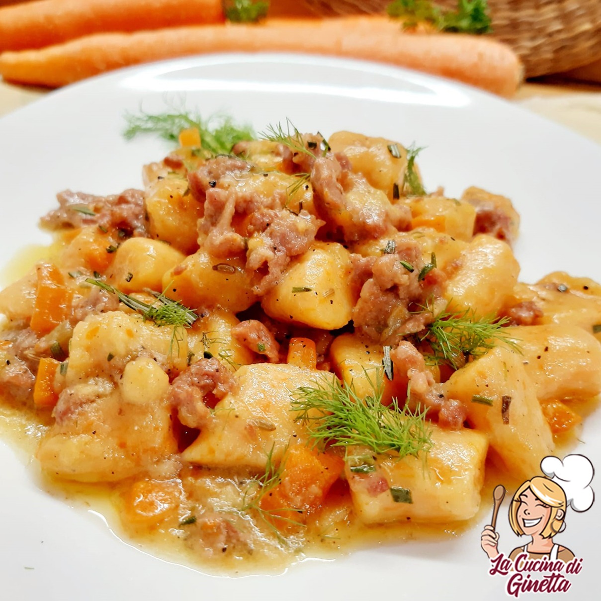 Gnocchi di patate e carote con ragù bianco di salsiccia