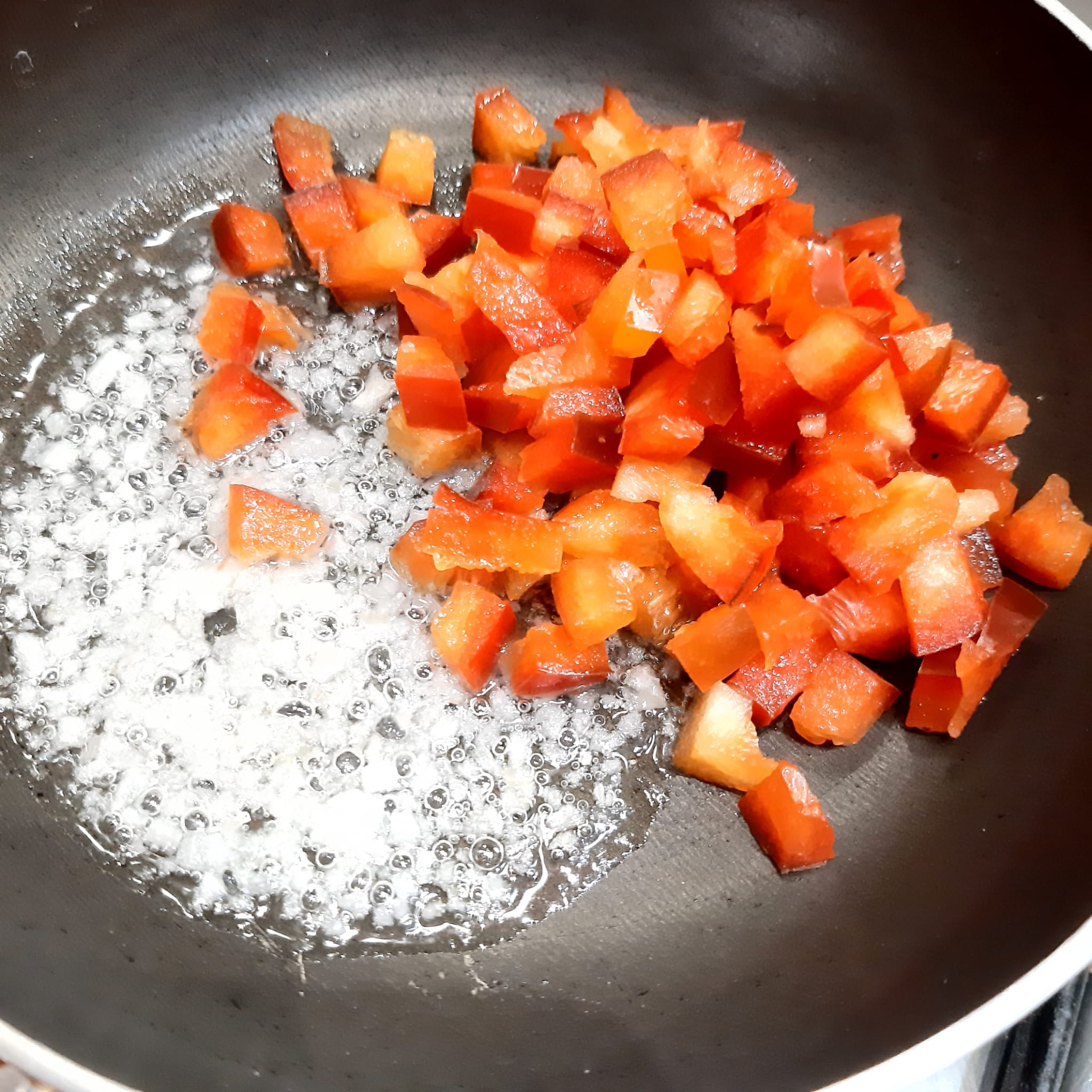 BURGER DI PATATE E PEPERONI CON FORMAGGIO