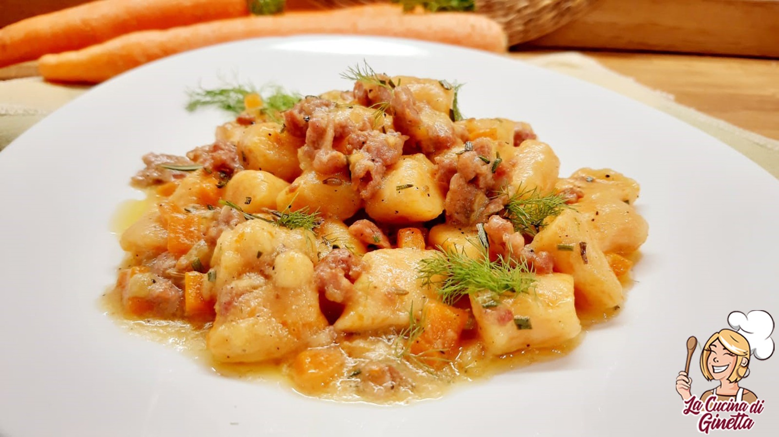 Gnocchi di patate e carote con ragù bianco di salsiccia