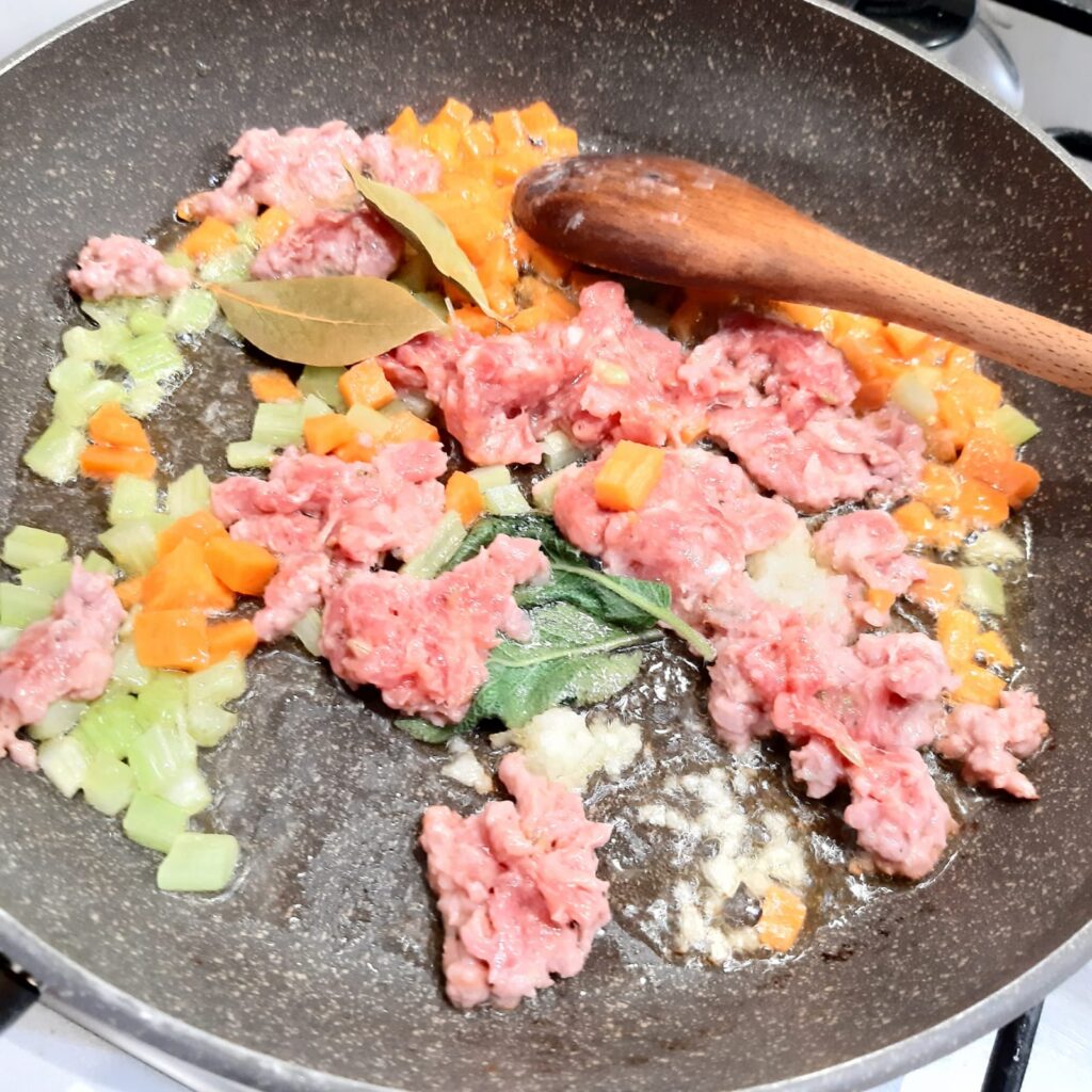 Gnocchi di patate e carote con ragù bianco di salsiccia