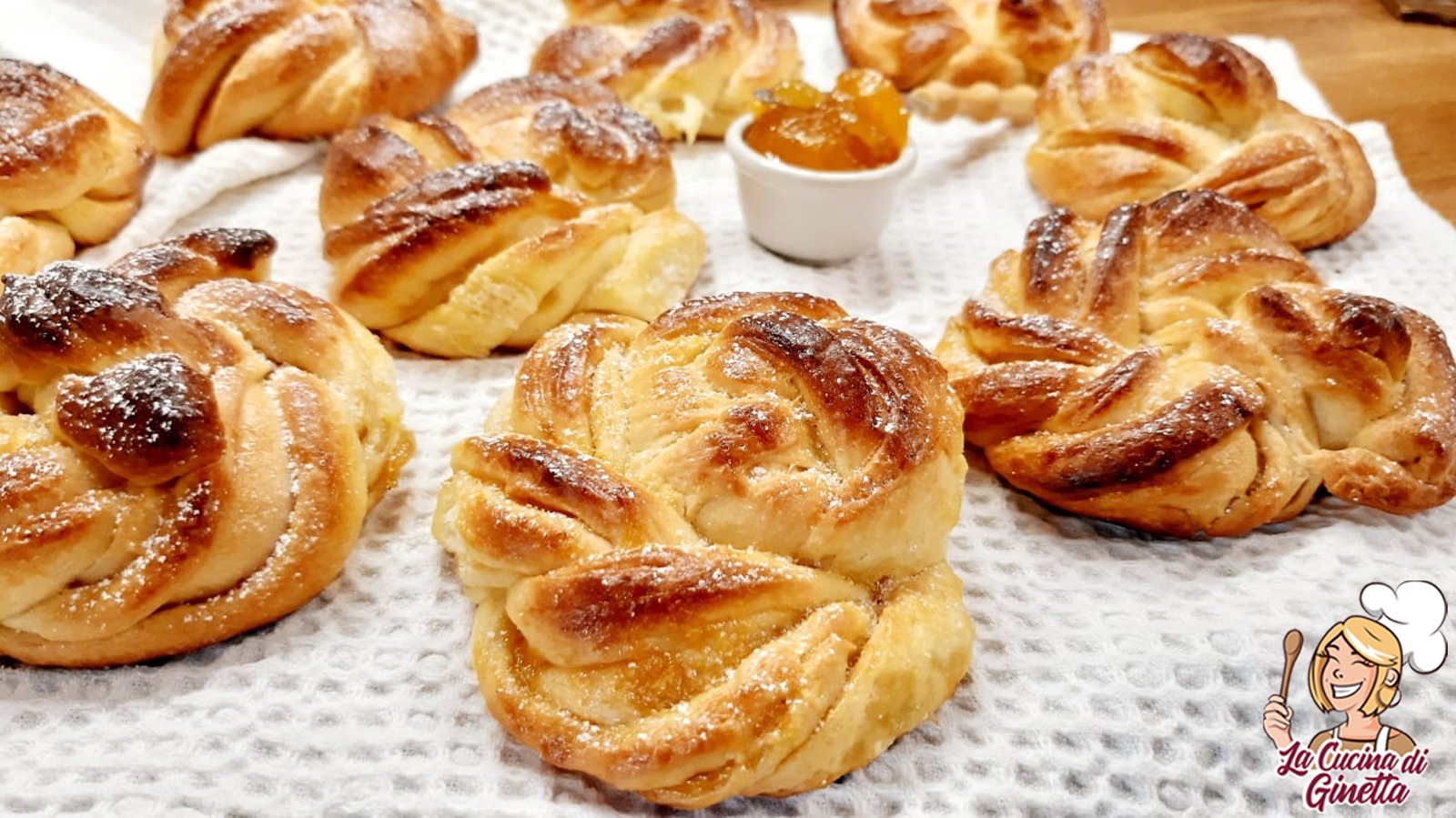 brioches intrecciate con marmellata di albicocche