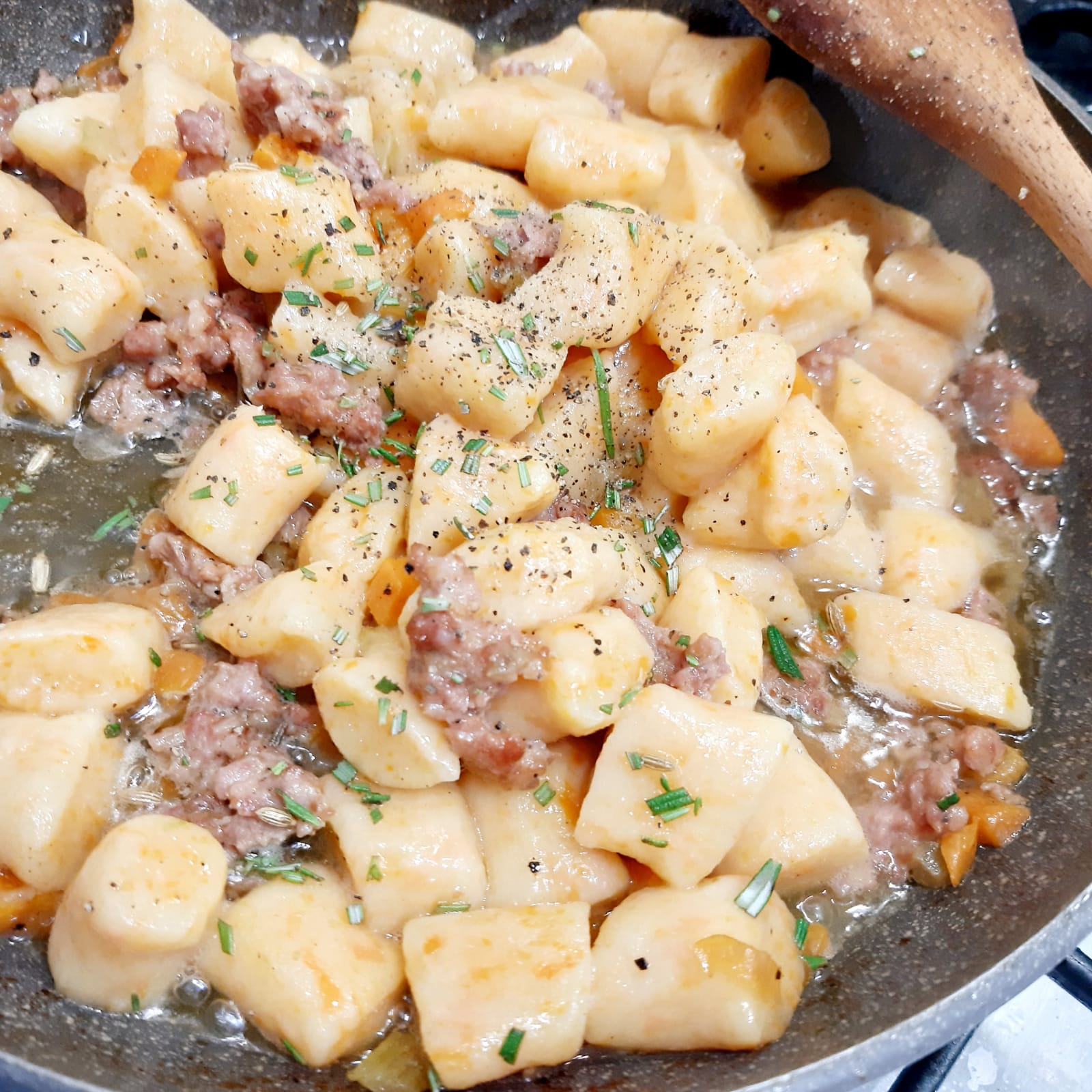 Gnocchi di patate e carote con ragù bianco di salsiccia