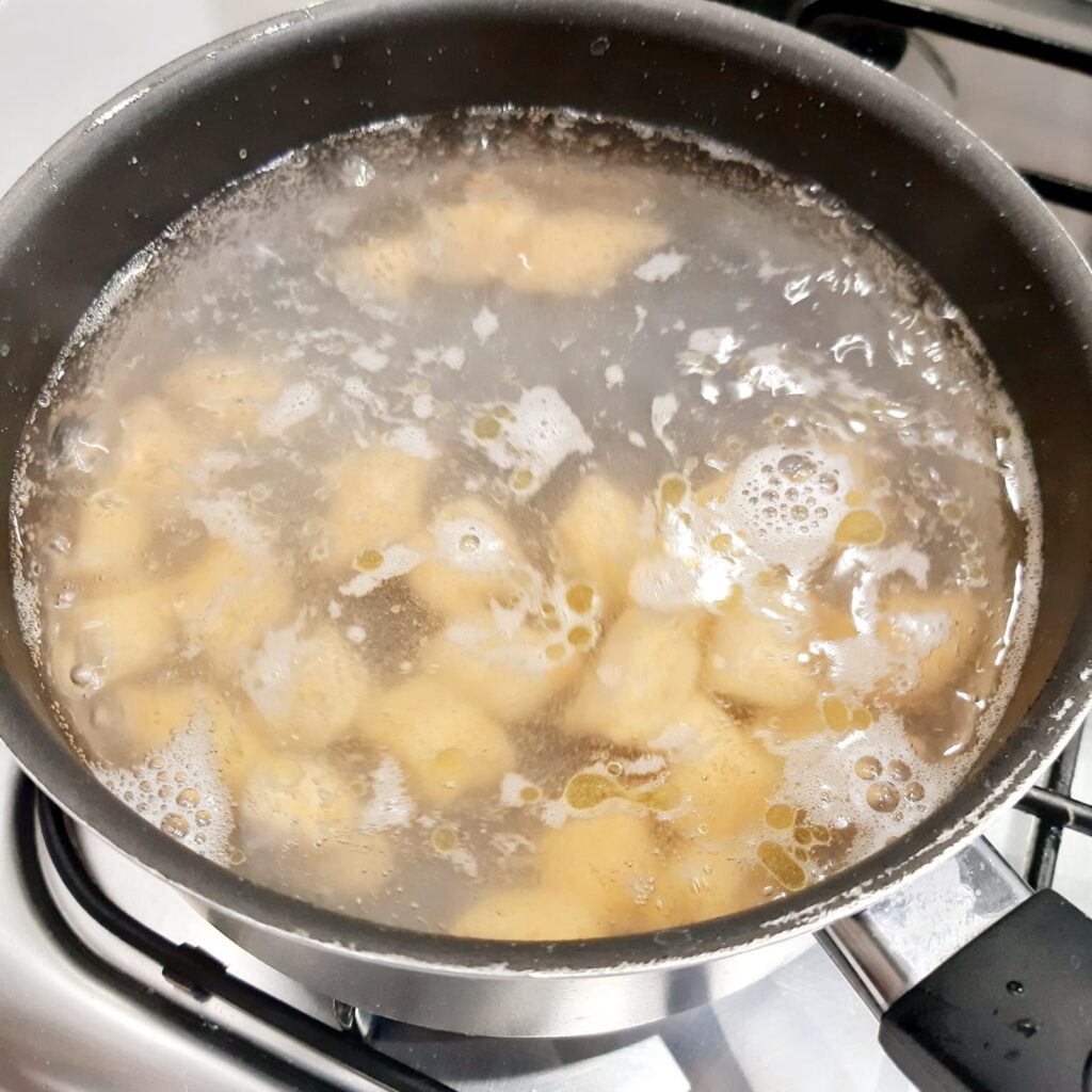 Gnocchi di patate e carote con ragù bianco di salsiccia