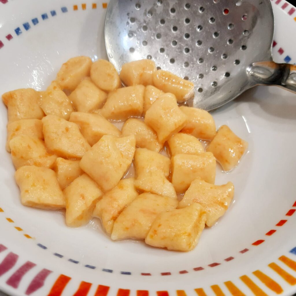 Gnocchi di patate e carote con ragù bianco di salsiccia