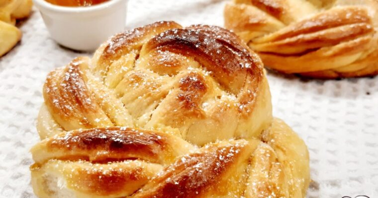 BRIOCHES INTRECCIATE CON MARMELLATA DI ALBICOCCHE