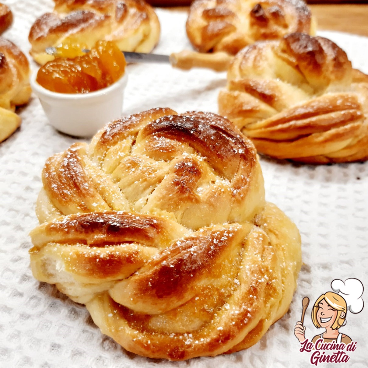 brioches intrecciate con marmellata di albicocche