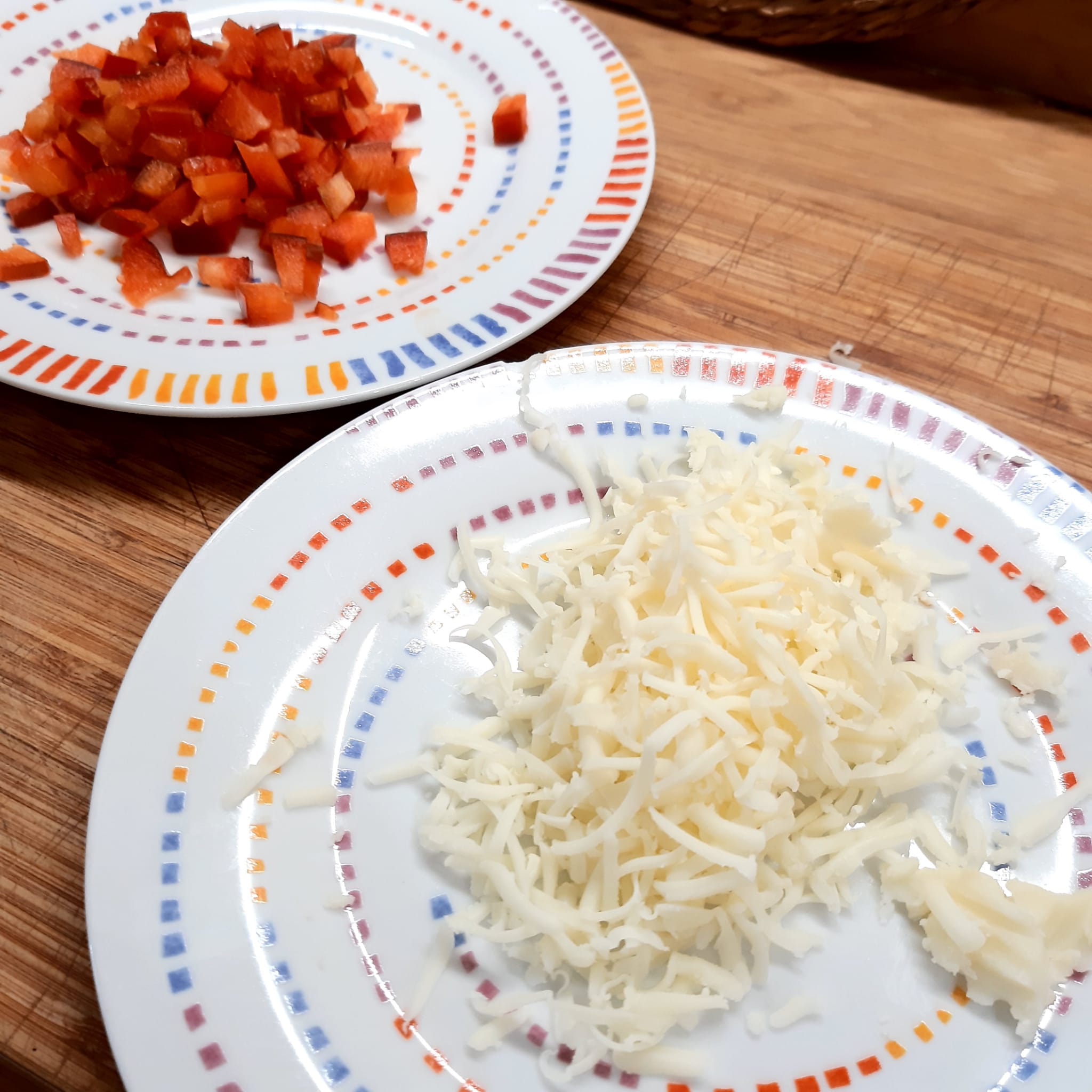 burger di patate con peperoni e formaggio