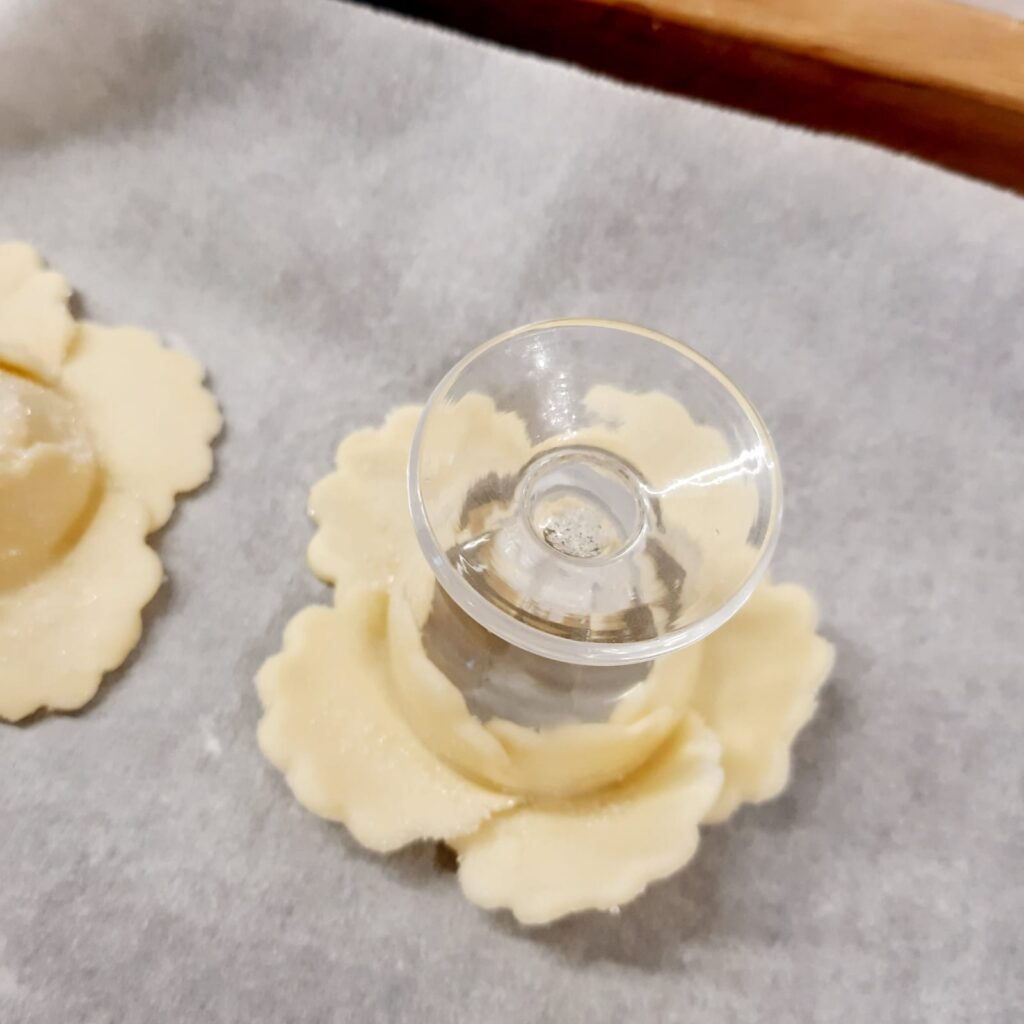 fiori di pasta sfoglia con ciliegine candite