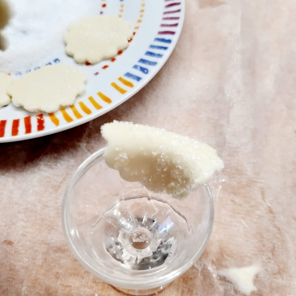 fiori di pasta sfoglia con ciliegine candite