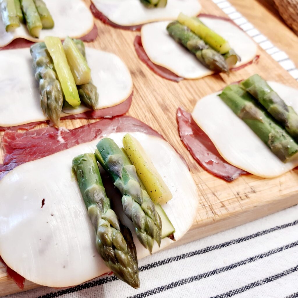 involtini di bresaola con scamorza e asparagi