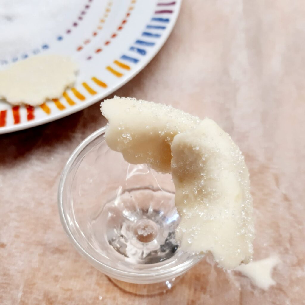 fiori di pasta sfoglia con ciliegine candite