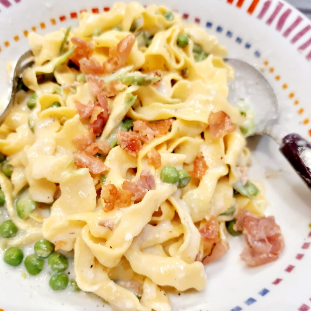 FETTUCCINE RICCE CON ASPARAGI PISELLI E SPECK