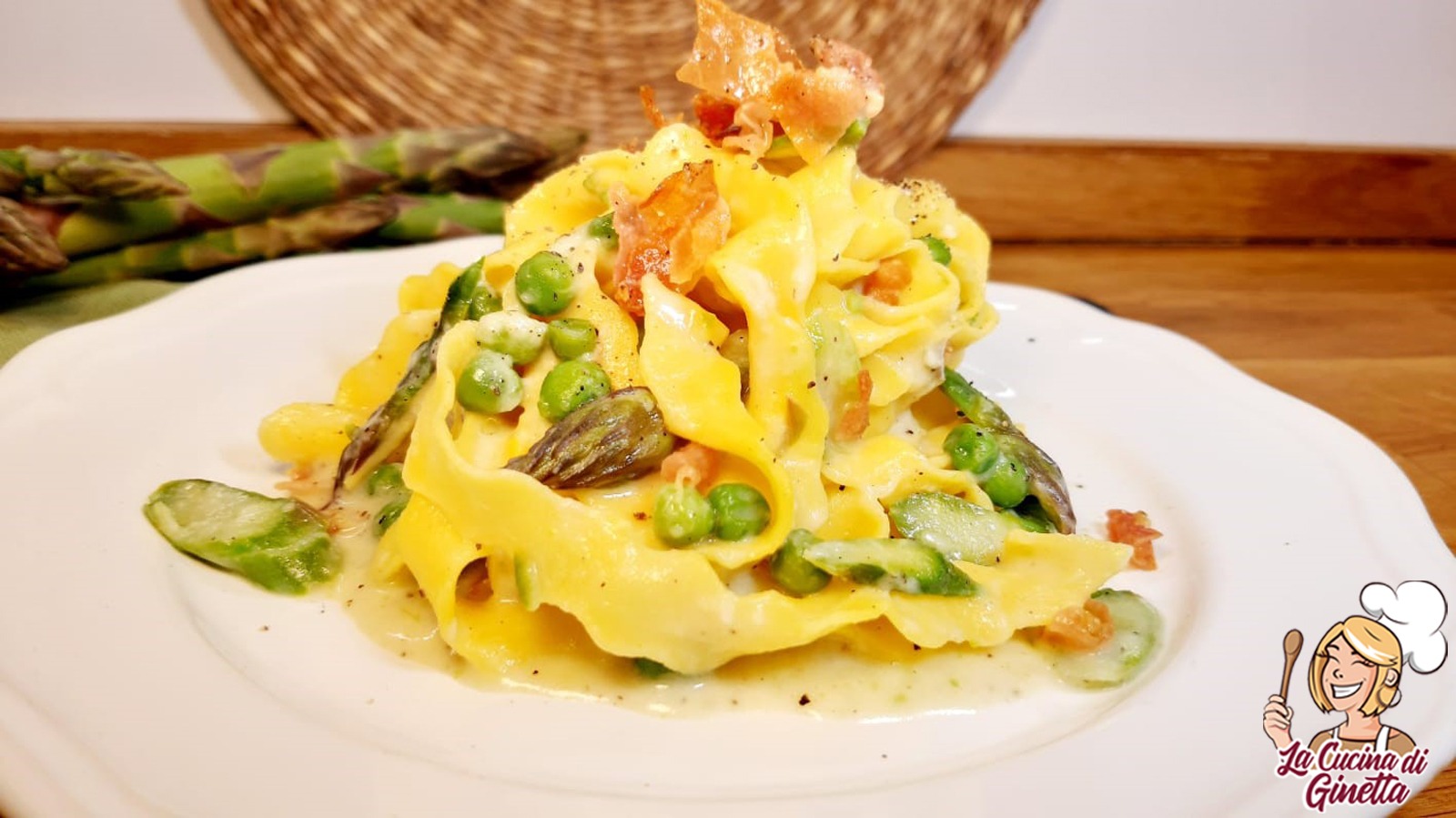 FETTUCCINE RICCE CON ASPARAGI PISELLI E SPECK