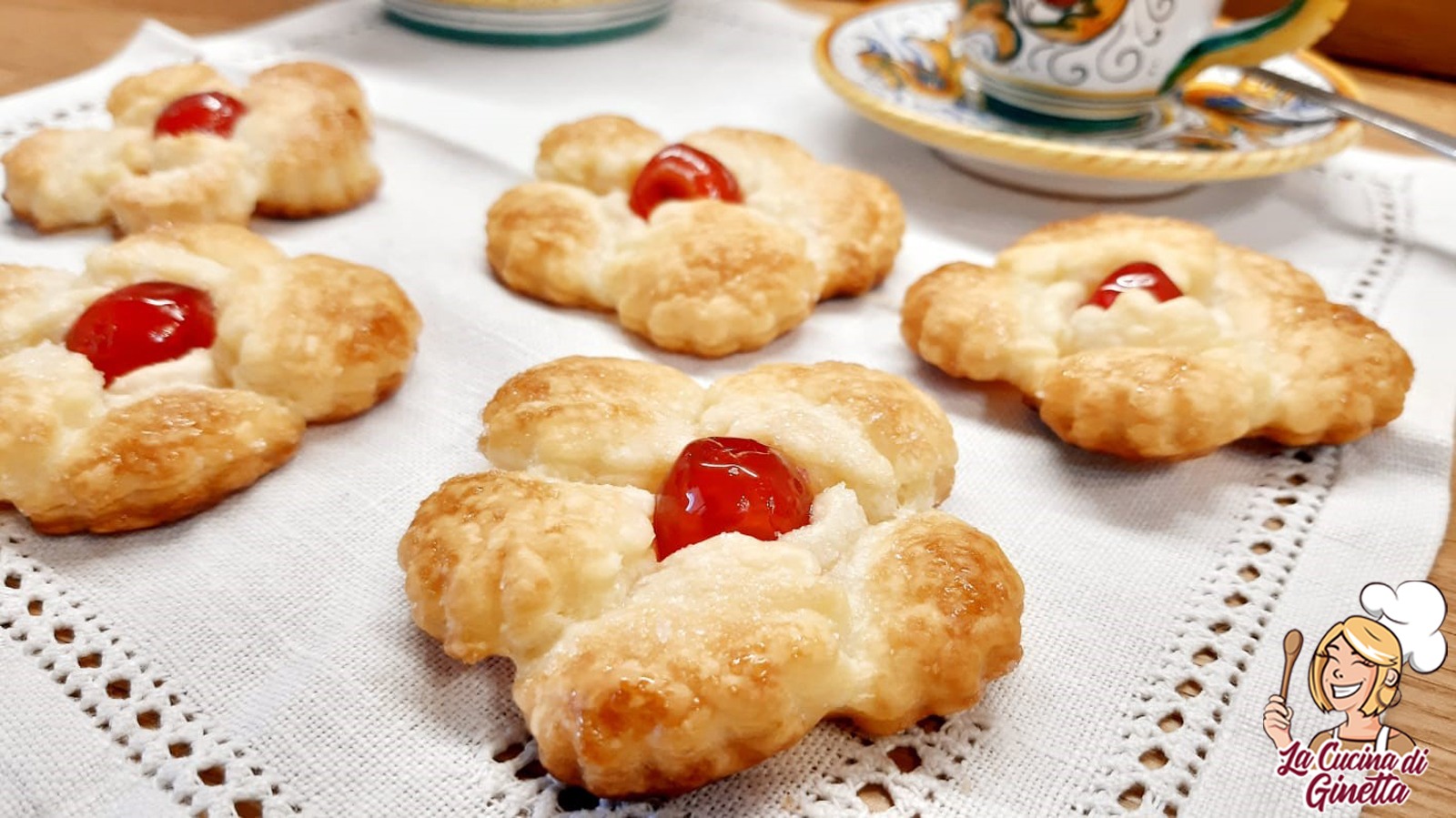 fiori di pasta sfoglia con ciliegine candite