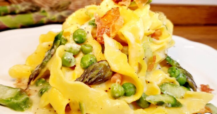 FETTUCCINE RICCE CON ASPARAGI PISELLI E SPECK