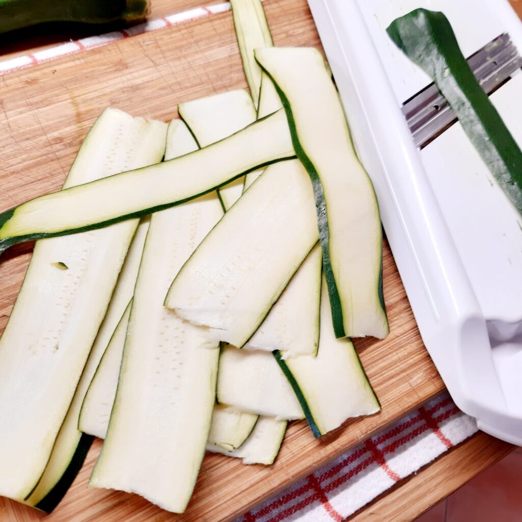 zucchine rolls con peperoni e mozzarella