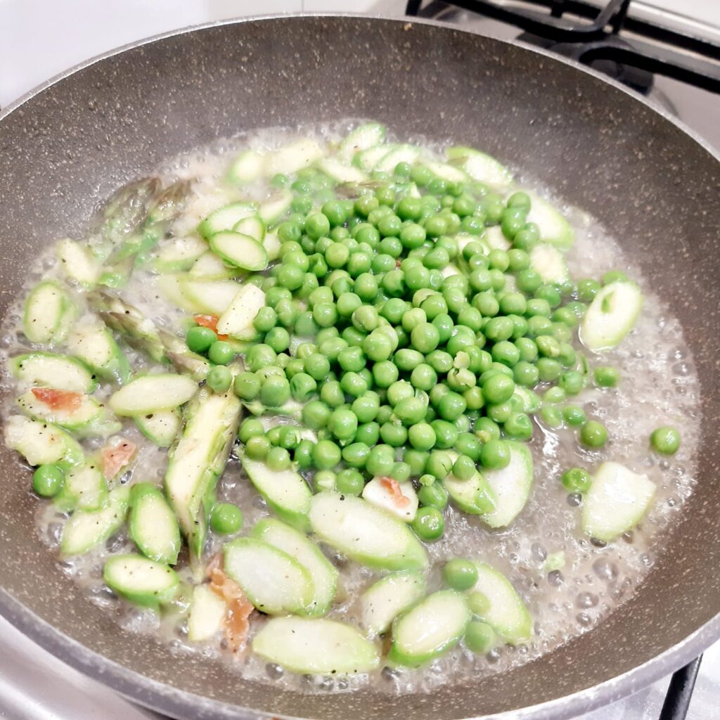 FETTUCCINE RICCE CON ASPARAGI PISELLI E SPECK