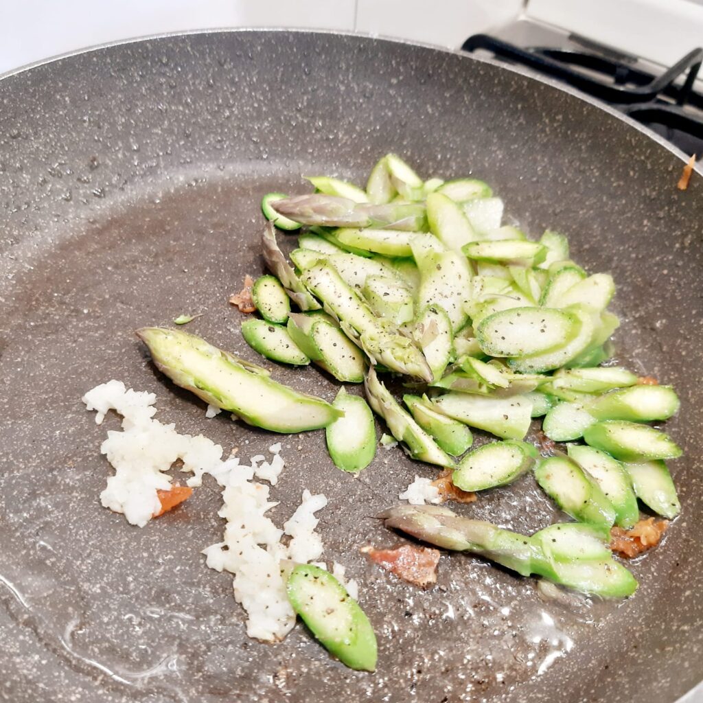 FETTUCCINE RICCE CON ASPARAGI PISELLI E SPECK