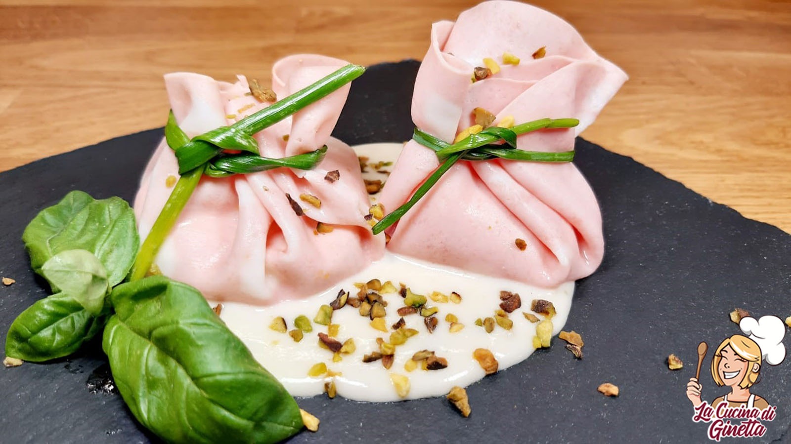 saccottini di mortadella con ricotta e pistacchi