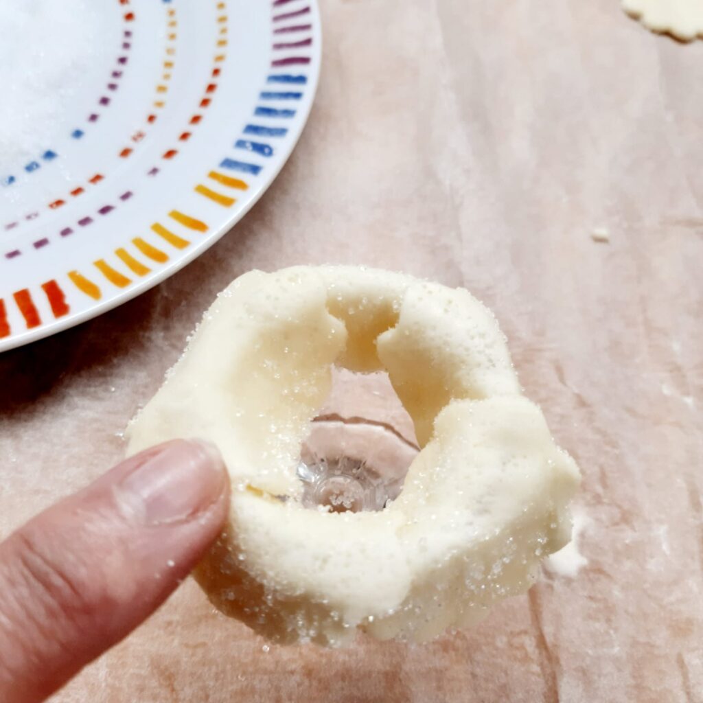 fiori di pasta sfoglia con ciliegine candite