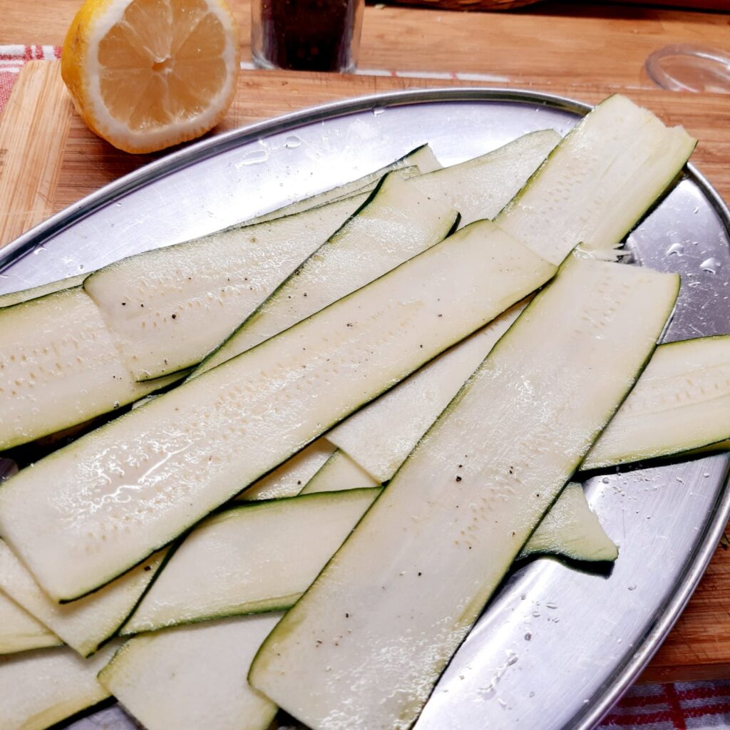 zucchine rolls con peperoni e mozzarella