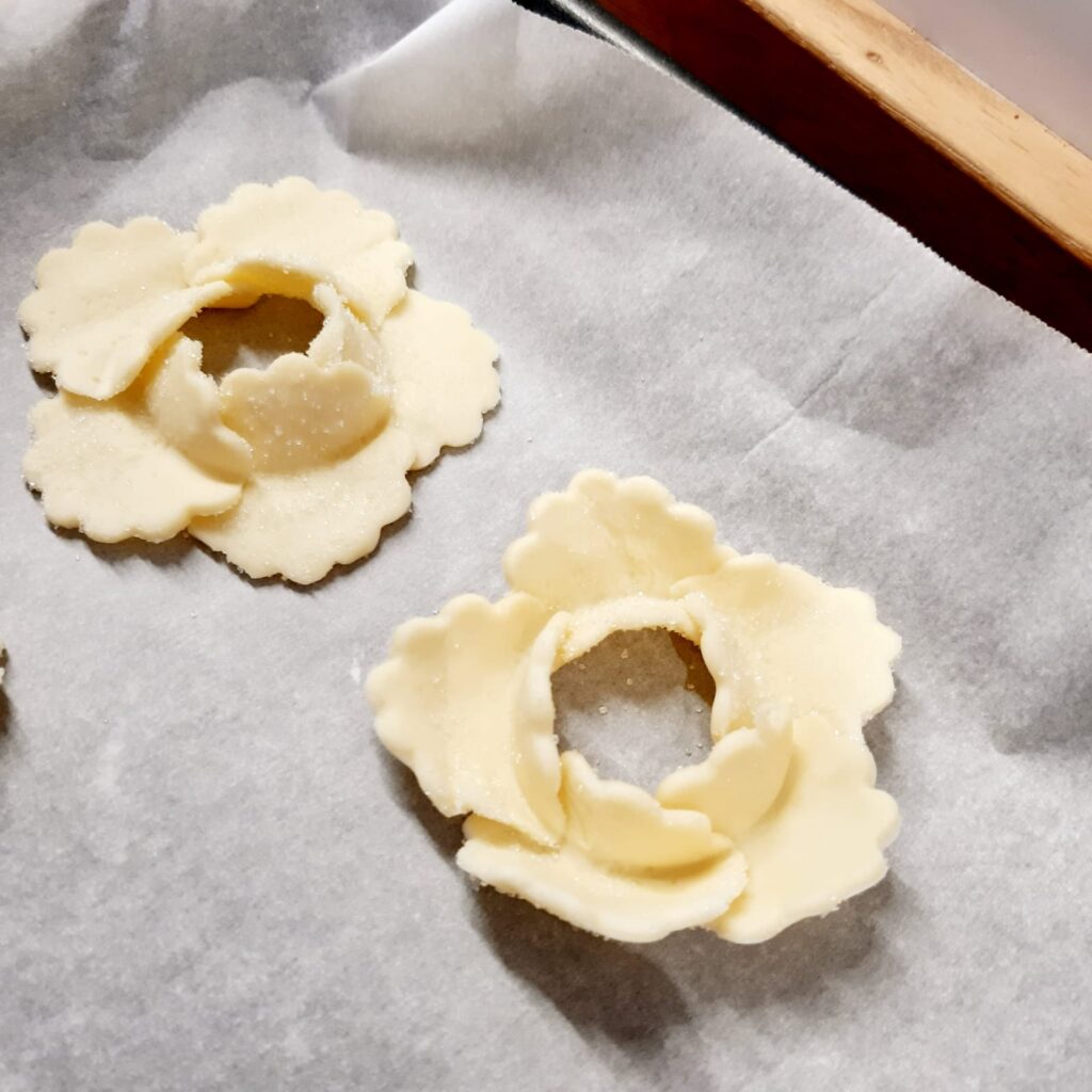 fiori di pasta sfoglia con ciliegine candite