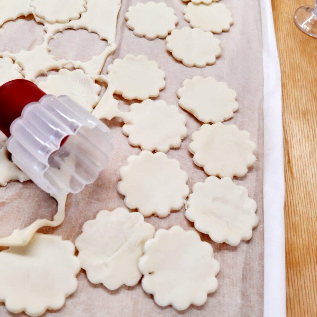 fiori di pasta sfoglia con ciliegine candite