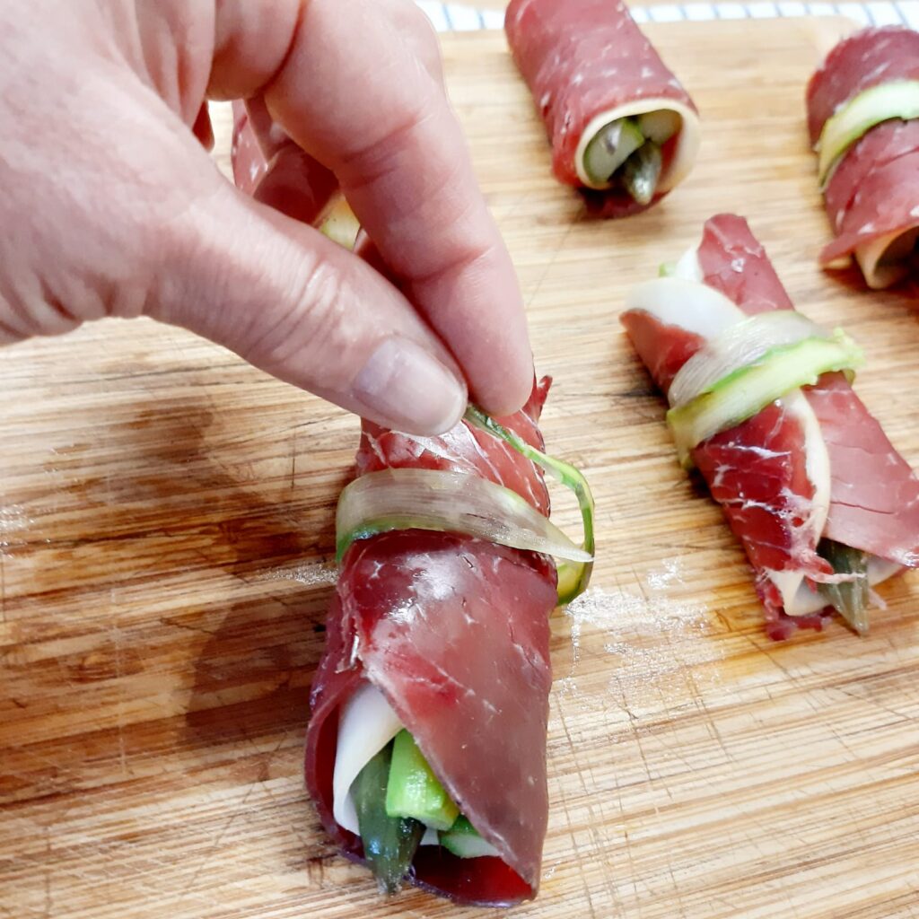 involtini di bresaola con scamorza e asparagi