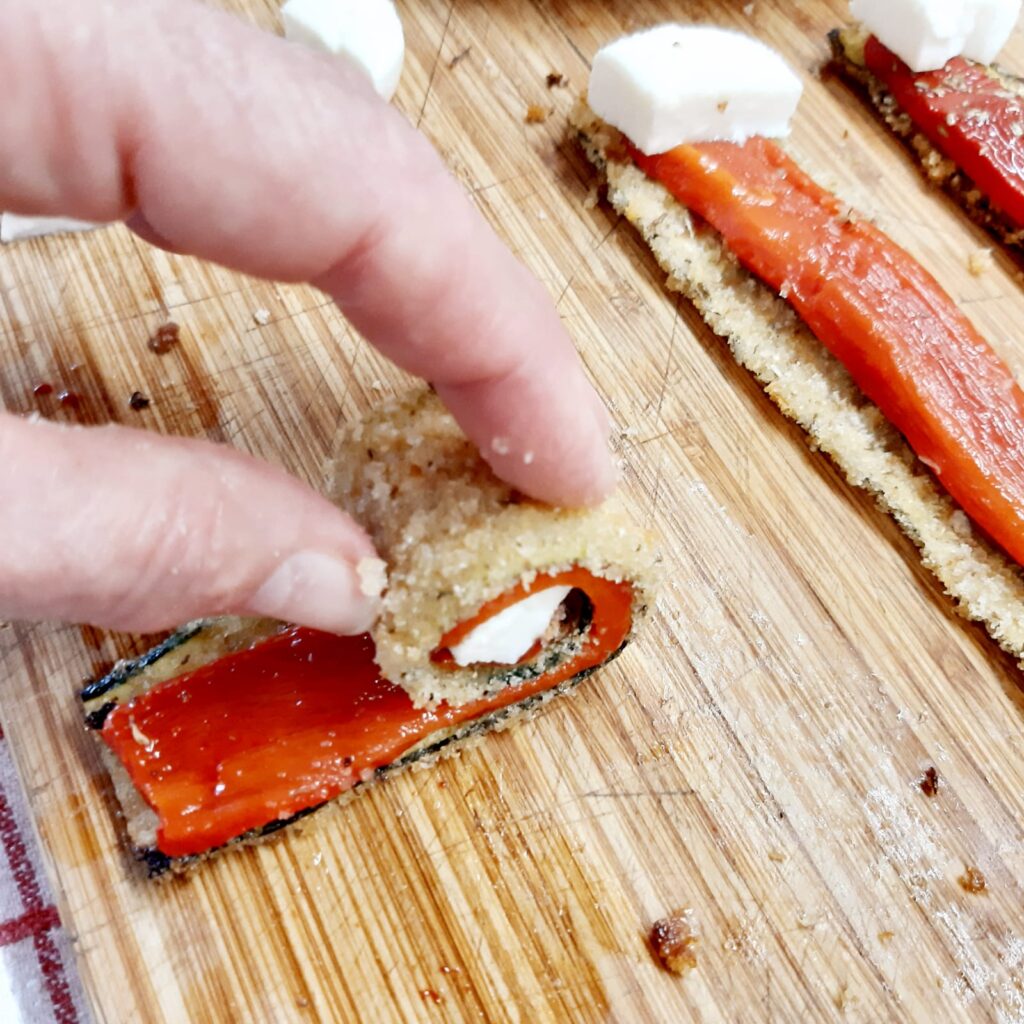 zucchine rolls con peperoni e mozzarella