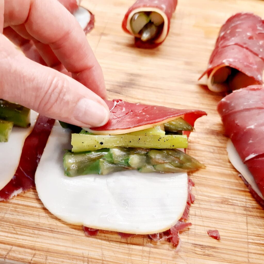 involtini di bresaola con scamorza e asparagi