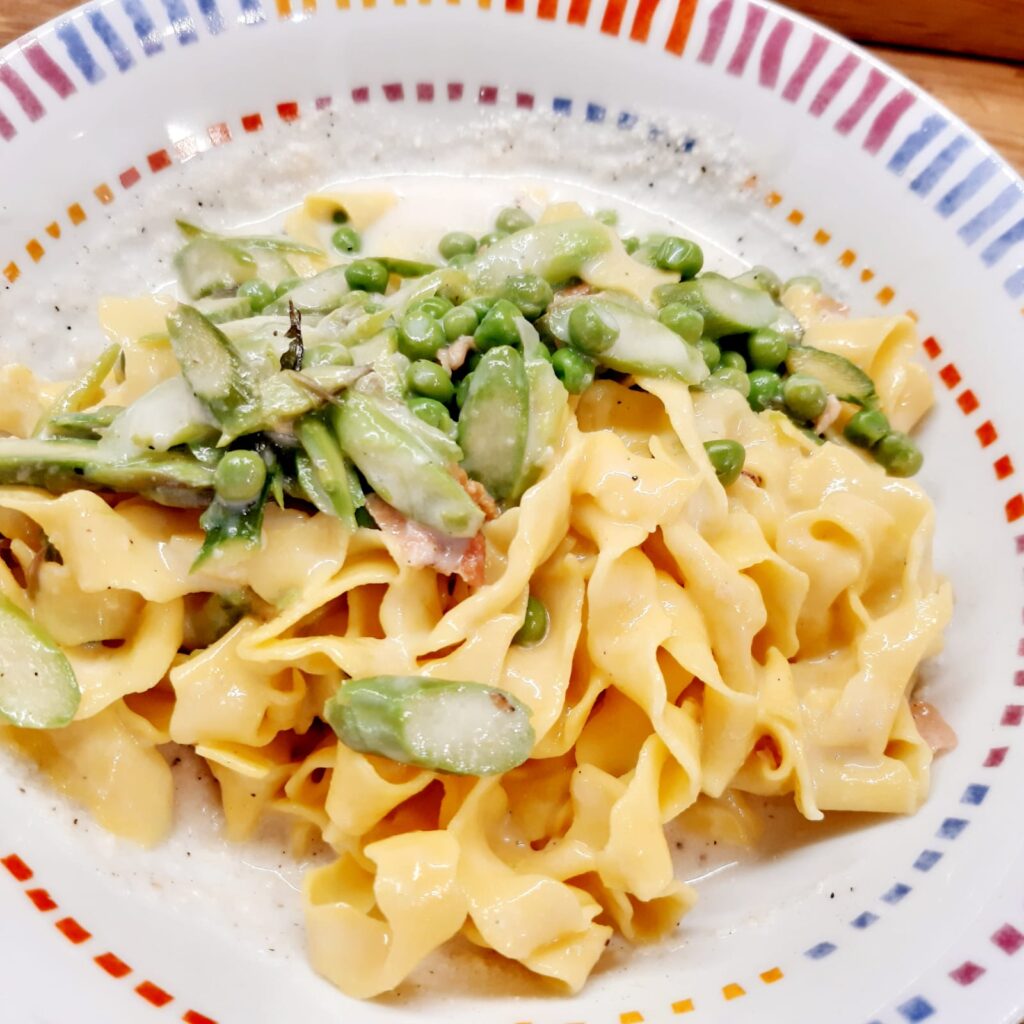 FETTUCCINE RICCE CON ASPARAGI PISELLI E SPECK