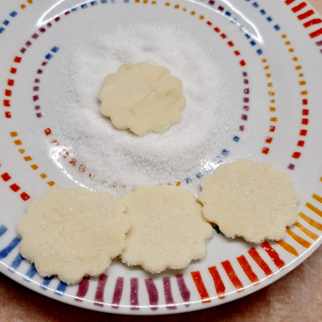 fiori di pasta sfoglia con ciliegine candite