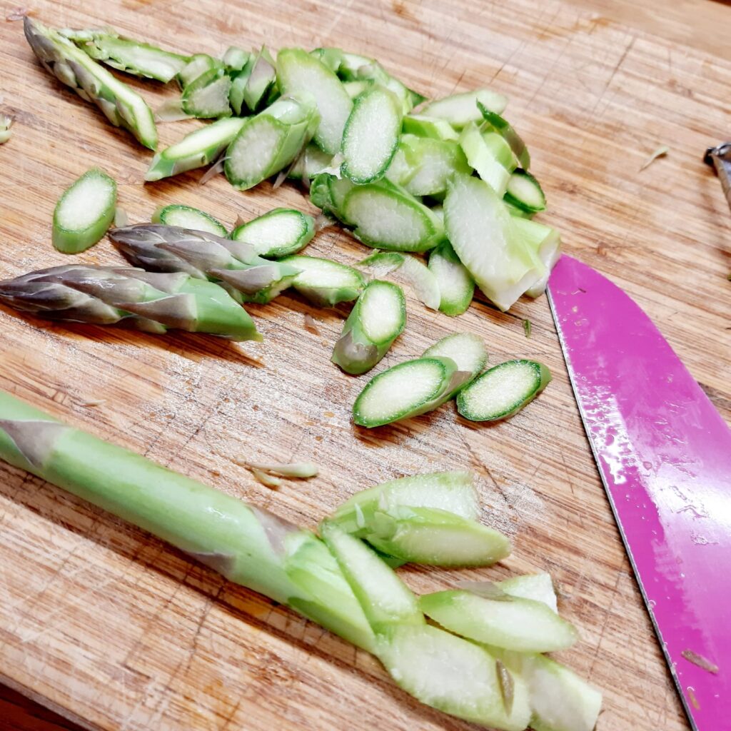 FETTUCCINE RICCE CON ASPARAGI PISELLI E SPECK