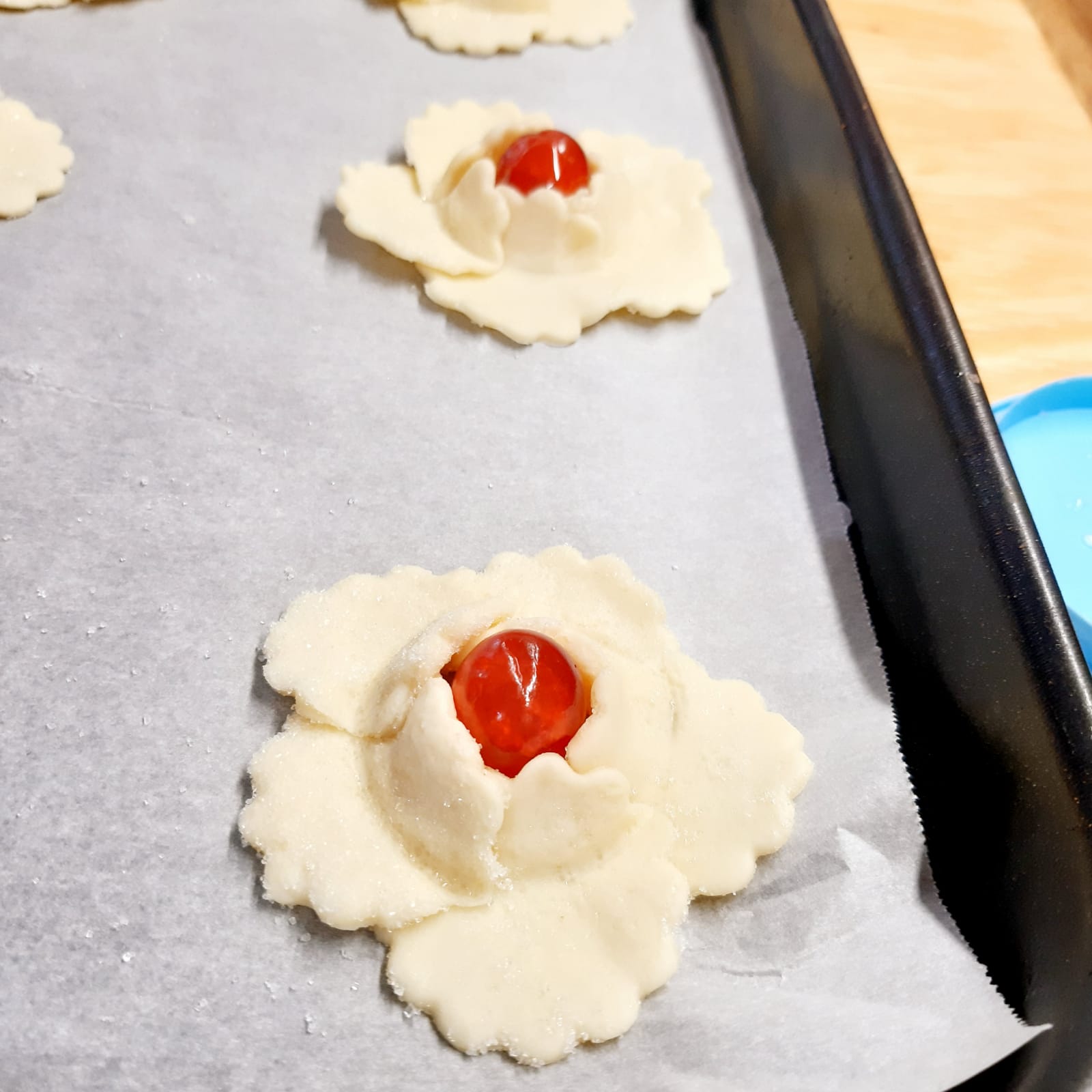 fiori di pasta sfoglia con ciliegine candite