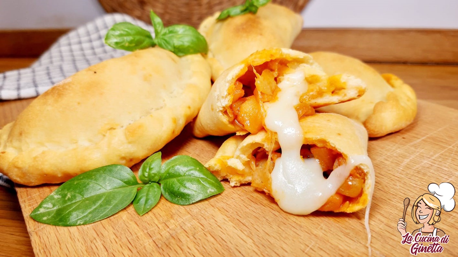 panzerotti ripieni con melanzane e formaggio