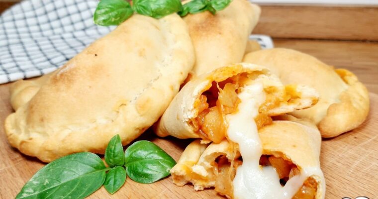 PANZEROTTI RIPIENI CON MELANZANE E FORMAGGIO