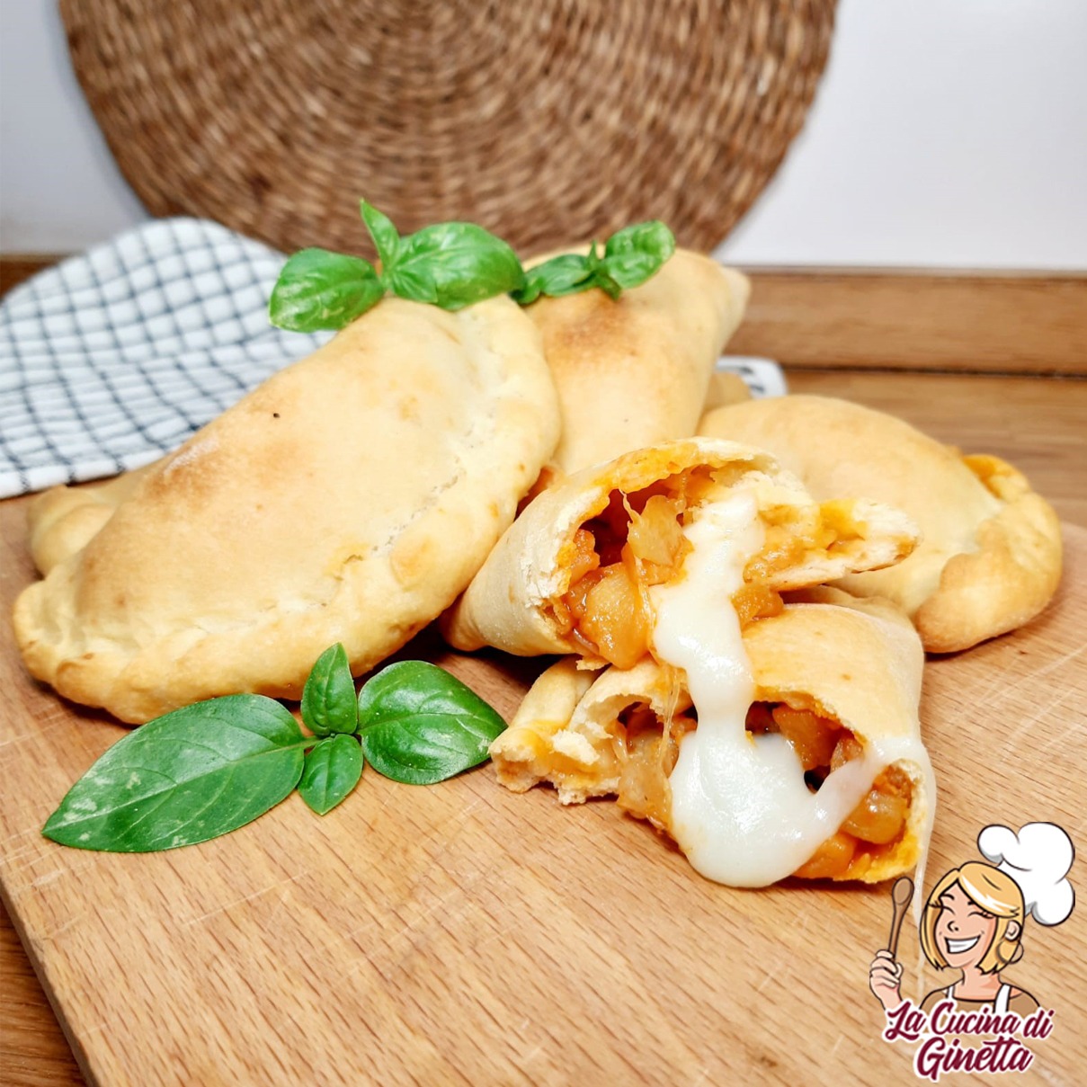 panzerotti ripieni con melanzane e formaggio