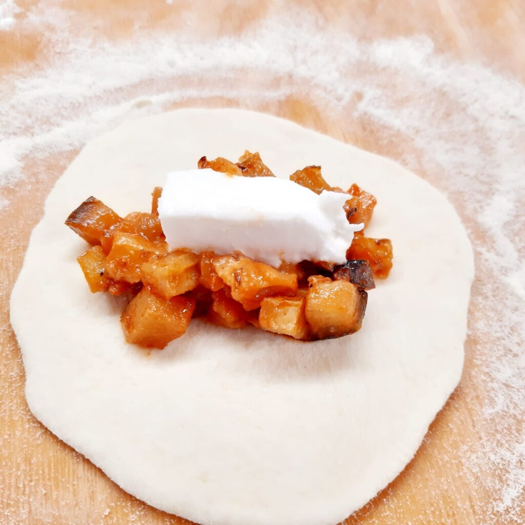 panzerotti ripieni con melanzane e formaggio