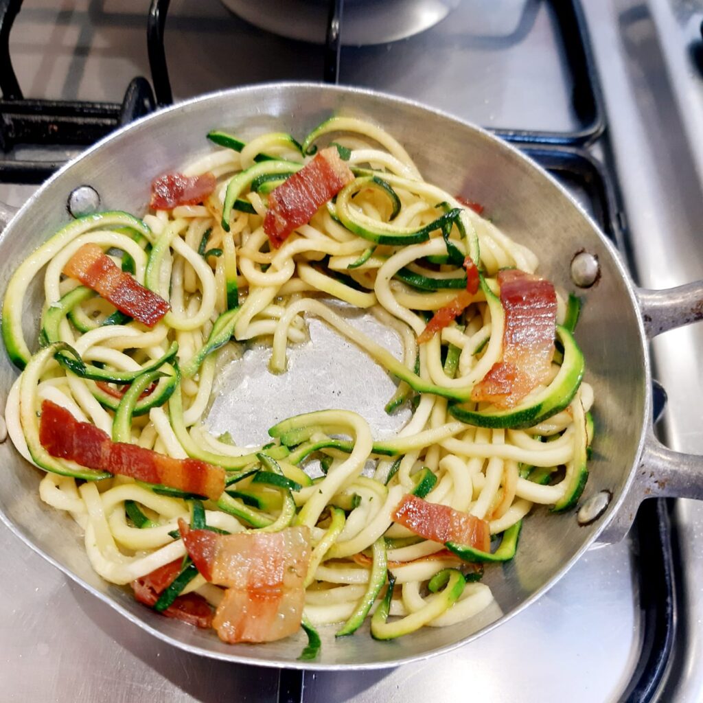 UOVO AL TEGAMINO SU NIDO DI ZUCCHINE