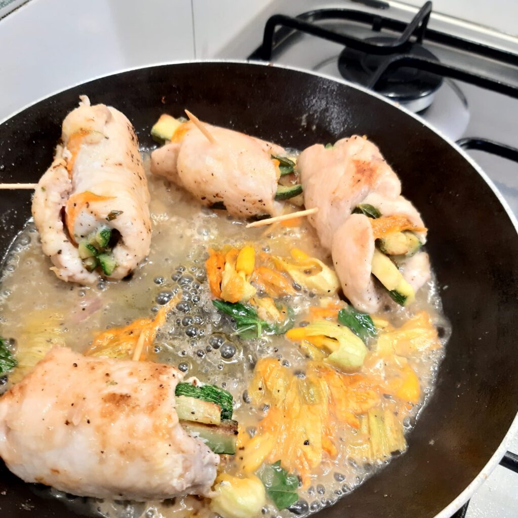 INVOLTINI DI POLLO CON ZUCCHINE E CREMA DI FIORI