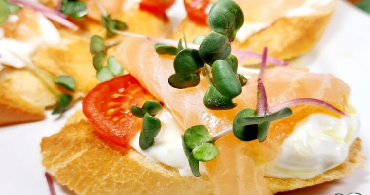 CROSTINI CON SALMONE AFFUMICATO E FORMAGGIO CREMOSO