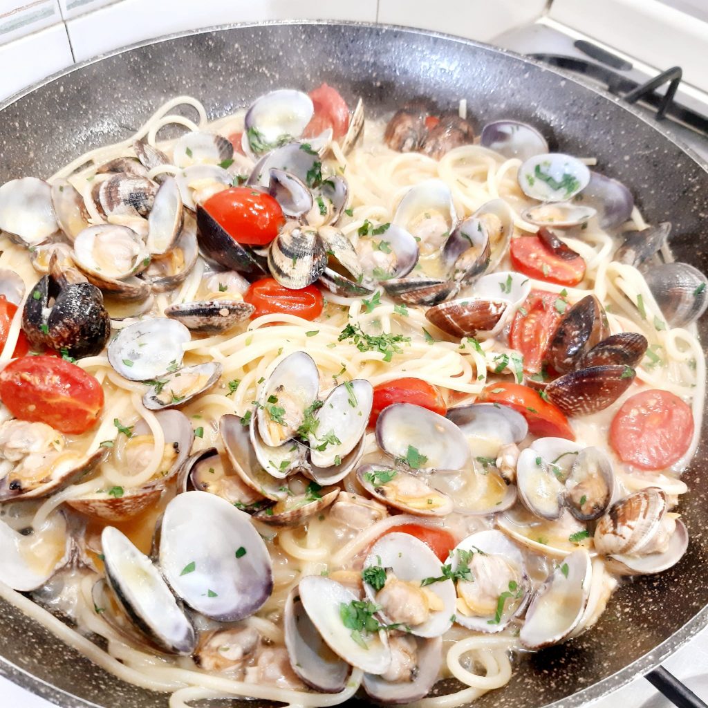 spaghetti con vongole veraci e pomodorini